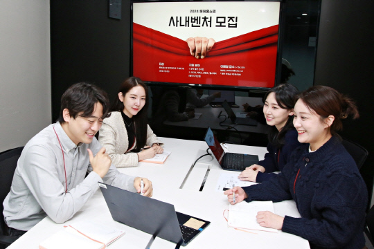 롯데홈쇼핑 임직원들이 아이디어 회의를 하고 있다. 롯데홈쇼핑 제공